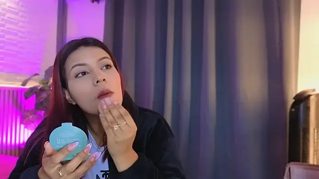 Snapshot of TiffanyWalk chatting on December 15, 10:41 am TiffanyWalk online show from December 15, 10:41 am