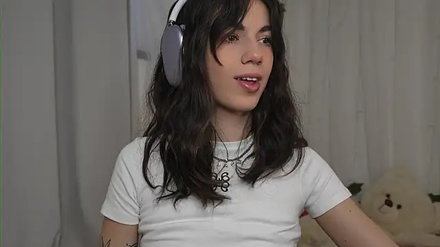 Snapshot of mystica_ chatting on October 18, 11:33 am mystica online show from October 18, 11:33 am