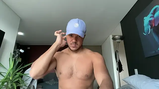 Snapshot of highlatin_guysoficial chatting on June 2, 11:45 am highlatin guysoficial online show from June 2, 11:45 am