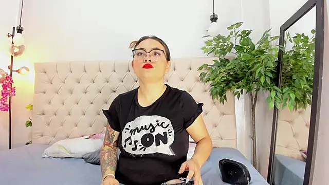 Mia Collivens online show from September 26, 10:41 am