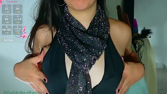 Emmi Roberts online show from November 18, 4:33 pm