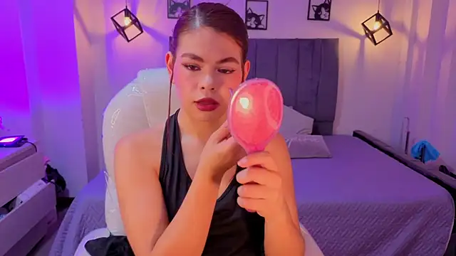 Pretty Johnson  online show from June 19, 4:06 am