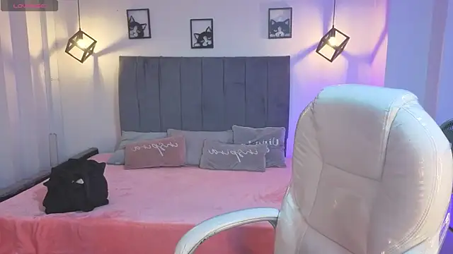 Pretty Johnson  online show from July 26, 3:36 am