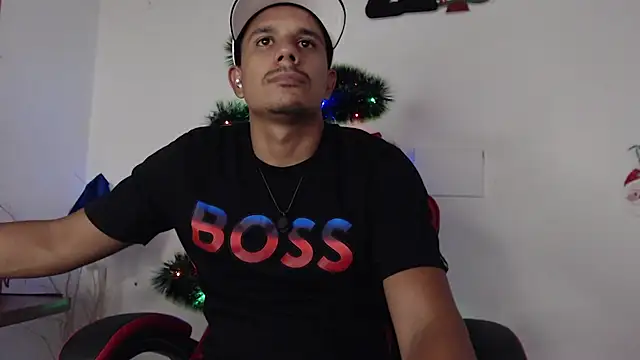 Snapshot of MrOlivers chatting on December 17, 4:51 am MrOlivers online show from December 17, 4:51 am