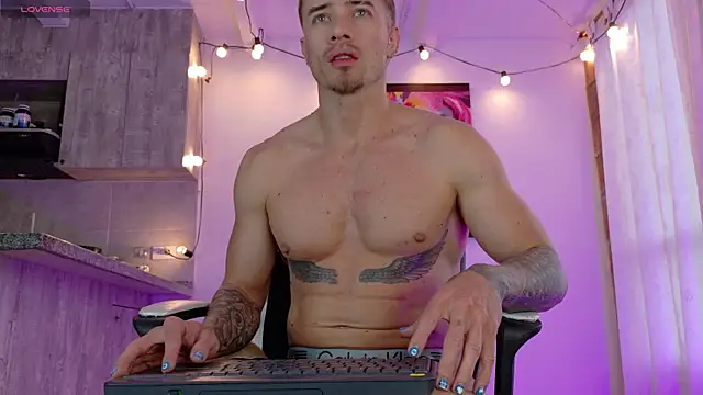 Ryannblue07 online show from December 1, 9:20 pm