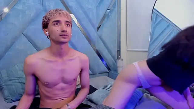 LauryAndNarem69 online show from December 21, 6:31 am