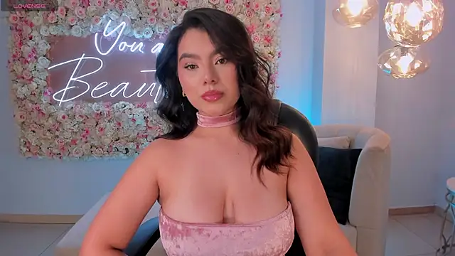 CandaseRussell online show from October 25, 8:03 pm