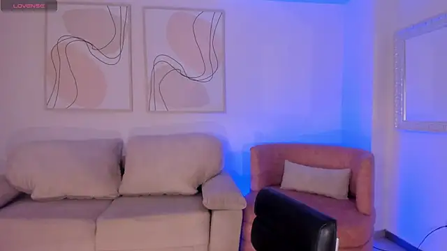 CandaseRussell online show from July 3, 3:35 am