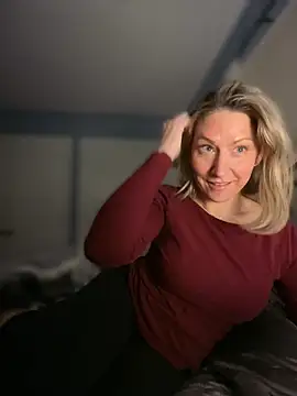 LittleMsMILF online show from March 9, 3:21 am