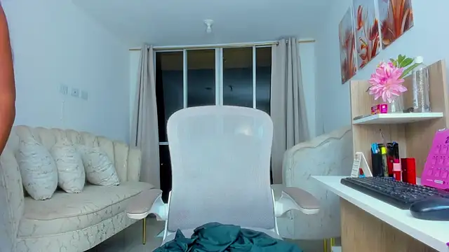 Snapshot of karol_f00x chatting on February 20, 1:02 am karol f00x online show from February 20, 1:02 am