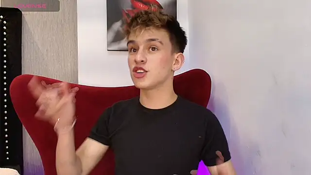 Snapshot of LiamWildx20 chatting on November 6, 4:35 am LiamWildx20 online show from November 6, 4:35 am