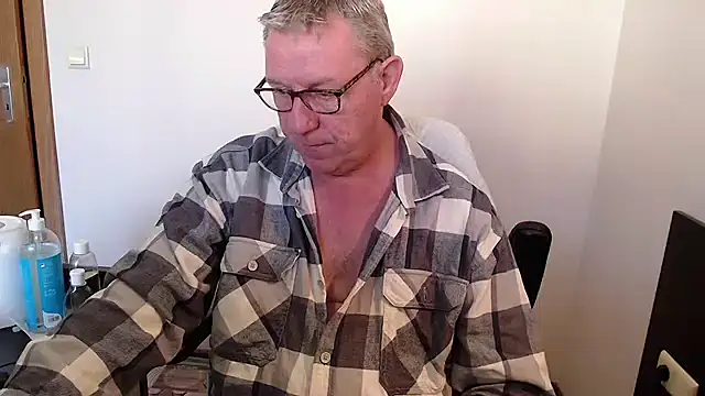 Snapshot of JamesBauer chatting on October 19, 8:37 am JamesBauer online show from October 19, 8:37 am