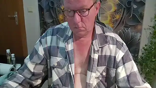 Snapshot of JamesBauer chatting on November 9, 4:44 am JamesBauer online show from November 9, 4:44 am