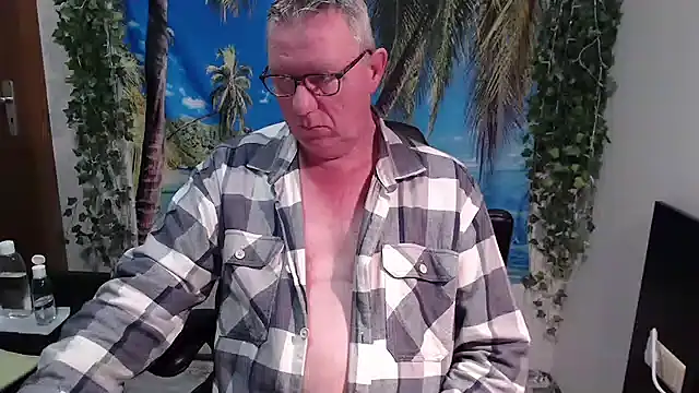 Snapshot of JamesBauer chatting on December 1, 4:28 am JamesBauer online show from December 1, 4:28 am