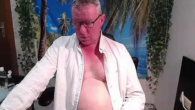 Snapshot of JamesBauer chatting on December 5, 4:32 am JamesBauer online show from December 5, 4:32 am