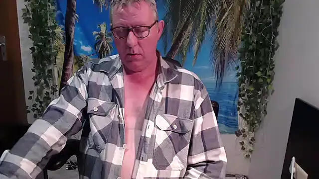 Snapshot of JamesBauer chatting on December 17, 4:29 am JamesBauer online show from December 17, 4:29 am