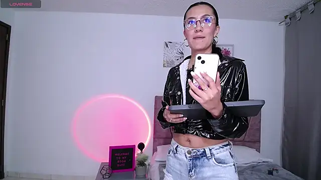emma glowof online show from September 30, 1:32 am