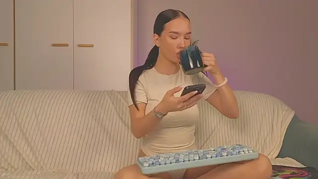 Snapshot of EmiliaDroll chatting on October 19, 5:41 am EmiliaDroll online show from October 19, 5:41 am