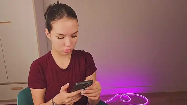 Snapshot of EmiliaDroll chatting on October 27, 4:16 am EmiliaDroll online show from October 27, 4:16 am