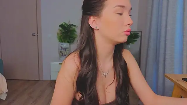 Snapshot of EmiliaDroll chatting on December 15, 8:40 am EmiliaDroll online show from December 15, 8:40 am