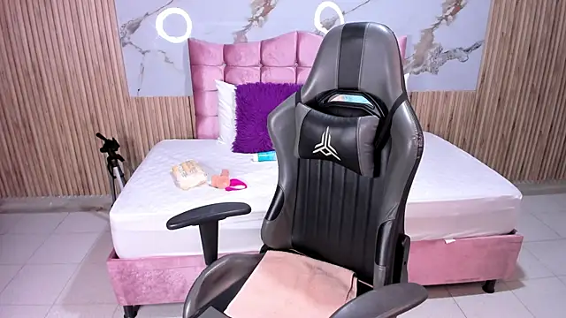 Nicolee19 online show from October 7, 10:56 am