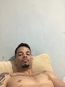 Snapshot of HenriquePhn chatting on March 21, 2:49 am HenriquePhn online show from March 21, 2:49 am