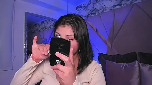 Snapshot of abby_roux chatting on December 15, 2:49 am abby roux online show from December 15, 2:49 am