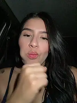 Snapshot of andrea_gomes_ chatting on May 4, 12:06 am andrea gomes online show from May 4, 12:06 am
