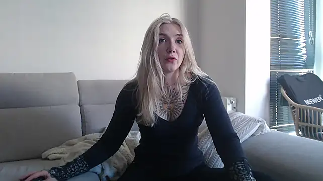 Snapshot of tattoobbgirl chatting on October 7, 11:51 am tattoobbgirl online show from October 7, 11:51 am