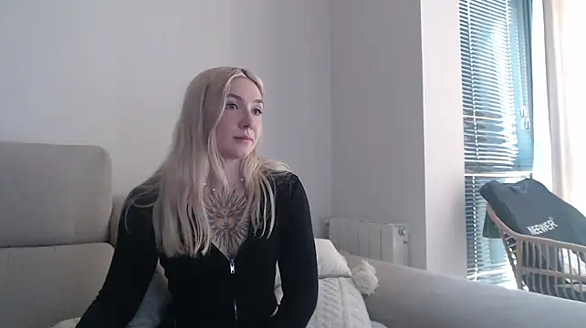 Snapshot of tattoobbgirl chatting on October 15, 11:32 am tattoobbgirl online show from October 15, 11:32 am