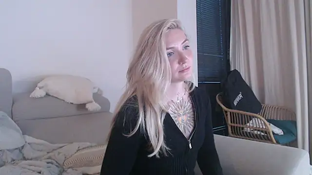 Snapshot of tattoobbgirl chatting on October 25, 5:19 pm tattoobbgirl online show from October 25, 5:19 pm