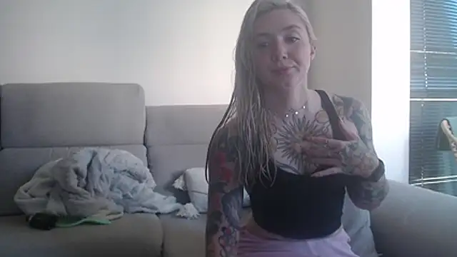 Snapshot of tattoobbgirl chatting on November 4, 1:32 pm tattoobbgirl online show from November 4, 1:32 pm