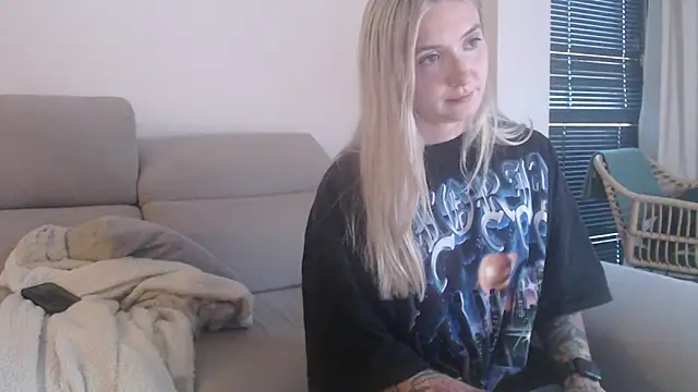 Snapshot of tattoobbgirl chatting on November 8, 4:29 pm tattoobbgirl online show from November 8, 4:29 pm