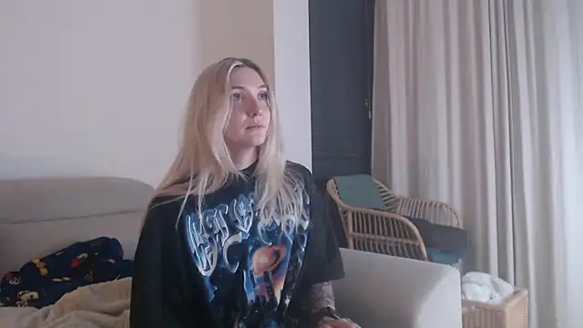 Snapshot of tattoobbgirl chatting on November 23, 5:35 pm tattoobbgirl online show from November 23, 5:35 pm