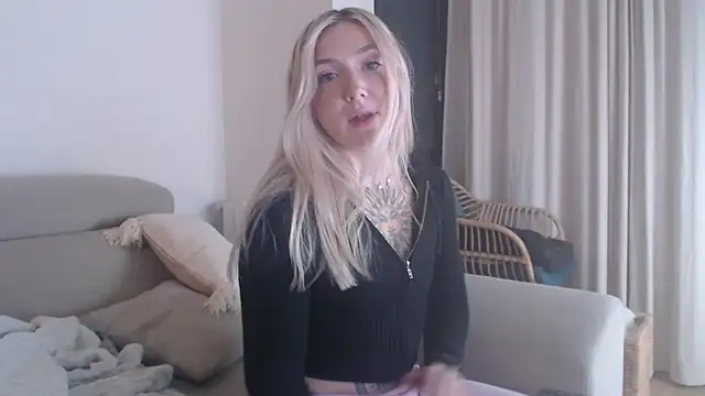 Snapshot of tattoobbgirl chatting on November 24, 6:18 pm tattoobbgirl online show from November 24, 6:18 pm