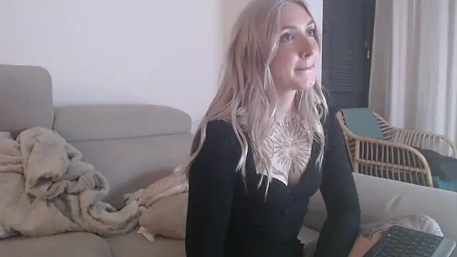 Snapshot of tattoobbgirl chatting on November 26, 5:47 pm tattoobbgirl online show from November 26, 5:47 pm