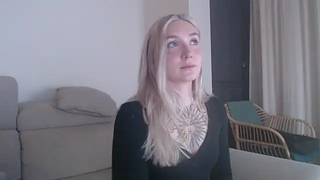 Snapshot of tattoobbgirl chatting on December 5, 6:37 pm tattoobbgirl online show from December 5, 6:37 pm