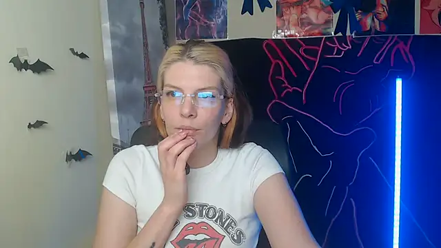 VanessaRey  online show from April 30, 4:13 pm
