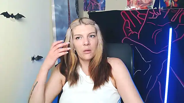 VanessaRey  online show from June 3, 7:00 am