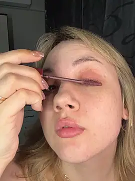 Snapshot of mollygirll chatting on April 4, 8:06 pm mollygirll online show from April 4, 8:06 pm