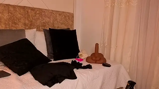 angelinarouse  online show from February 12, 3:45 am