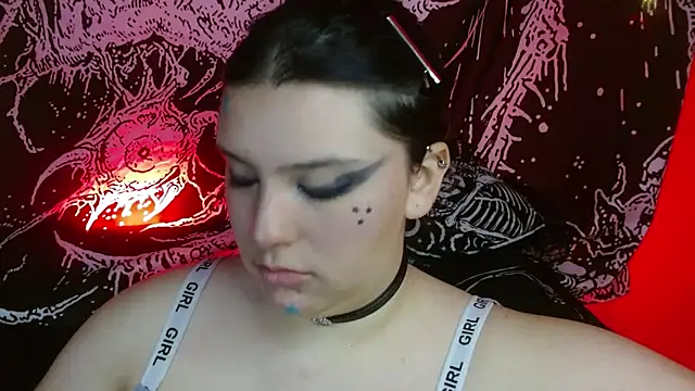 Snapshot of mikaskullcs chatting on October 20, 12:11 am mikaskullcs online show from October 20, 12:11 am