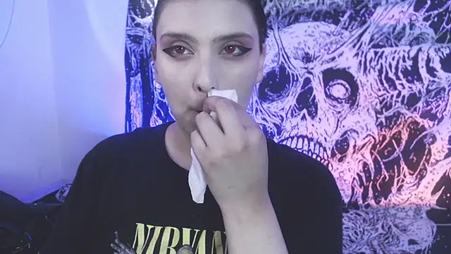 Snapshot of mikaskullcs chatting on April 1, 10:29 pm mikaskullcs online show from April 1, 10:29 pm