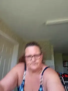 Snapshot of MissQueenBeex chatting on May 2, 1:38 pm MissQueenBeex online show from May 2, 1:38 pm