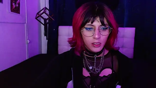 Snapshot of goth_minerva chatting on October 18, 1:23 pm goth minerva online show from October 18, 1:23 pm