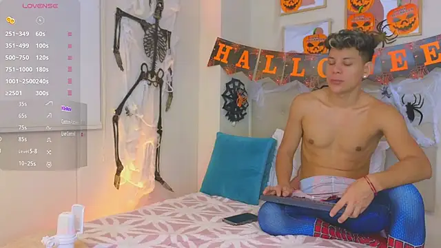 Snapshot of Almiboys chatting on October 30, 11:49 pm Almiboys online show from October 30, 11:49 pm