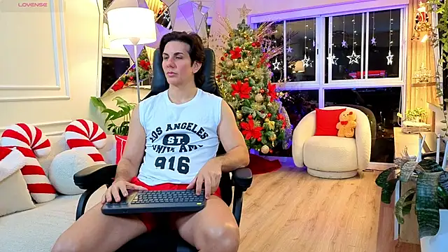 Snapshot of Almiboys chatting on December 18, 12:06 am Almiboys online show from December 18, 12:06 am