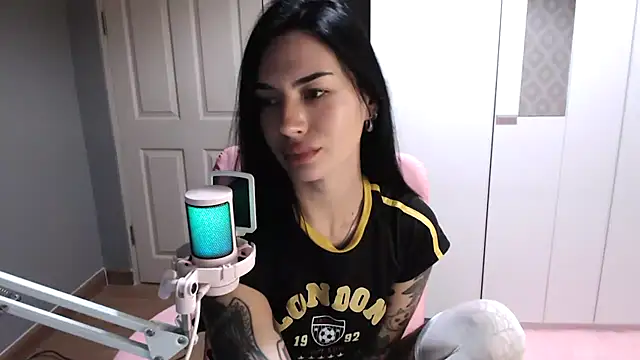 pixielustt online show from November 10, 5:01 pm