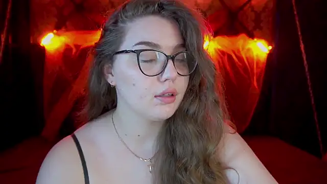 Snapshot of LuxSopphia chatting on October 28, 8:11 pm LuxSopphia online show from October 28, 8:11 pm