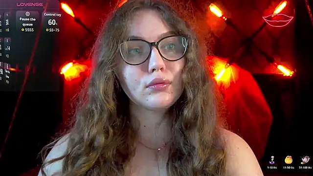 Snapshot of LuxSopphia chatting on November 2, 8:22 pm LuxSopphia online show from November 2, 8:22 pm